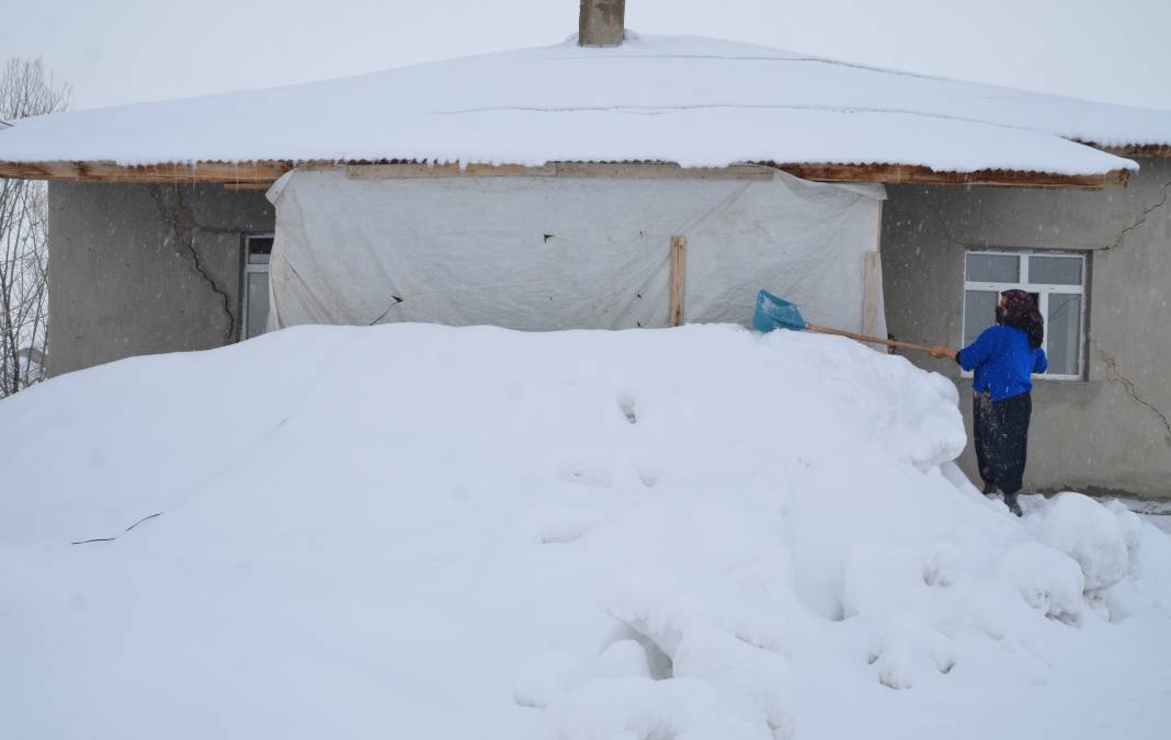 Hakkari ve Yüksekova’da kar 2 metreyi aştı. Tek katlı evler ve ahırlar kara gömüldü 15